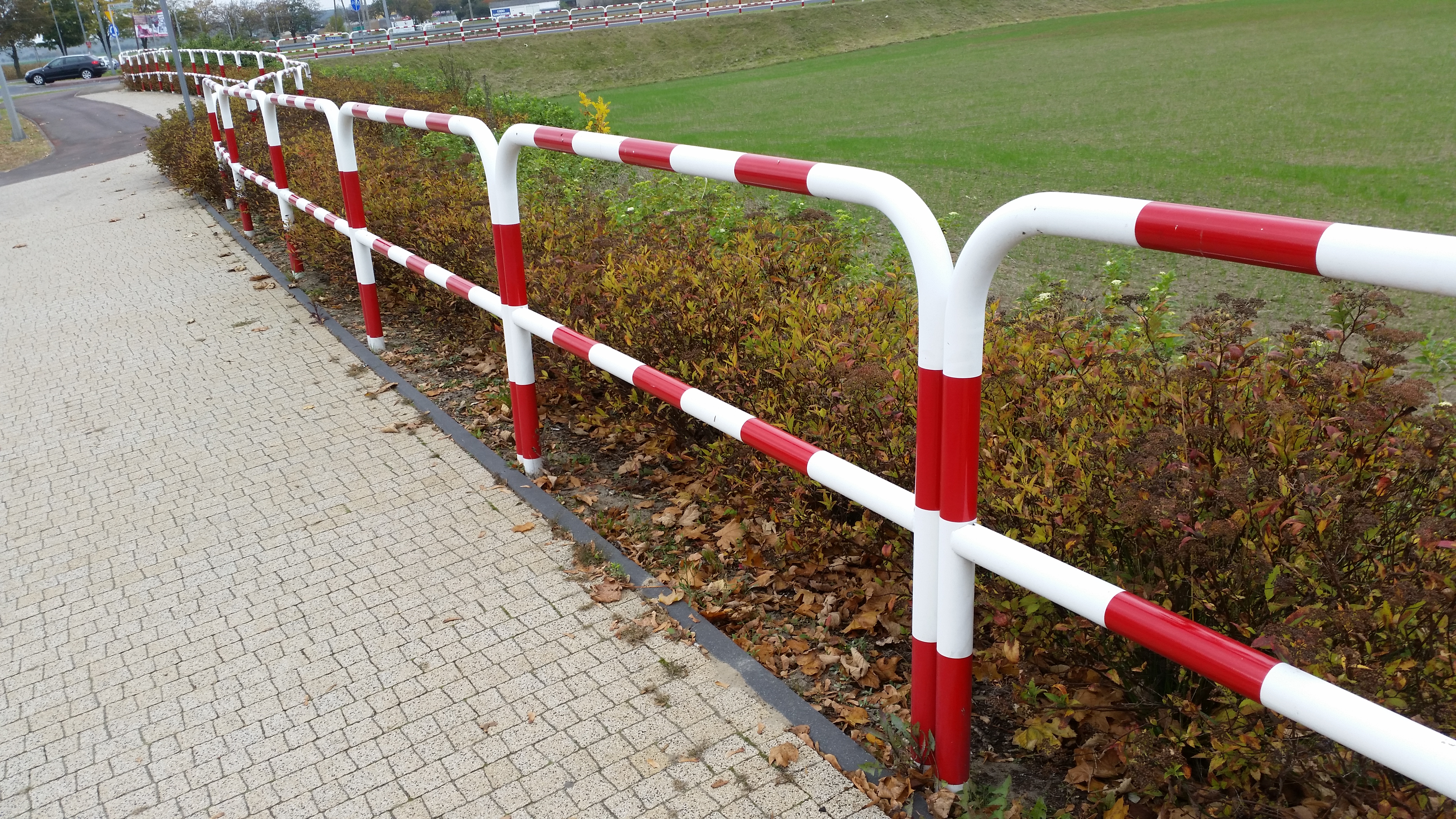 GC METAL — example of a red-and-white tubular barrier in use. Product-family photograph; colour and dimensions according to the selected specification.